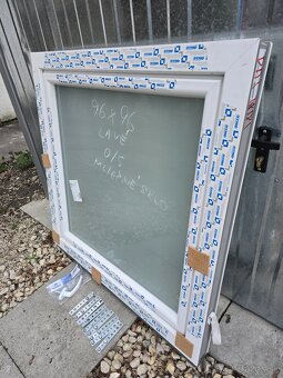 Plastove okno 96x96cm mliecne sklo pravé - 2