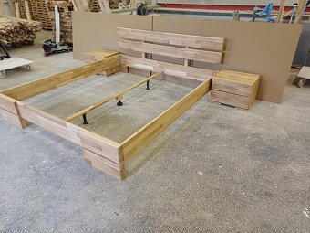 Predám masívnu dubovú posteľ 180x200 + 2 nočné stolíky - 2