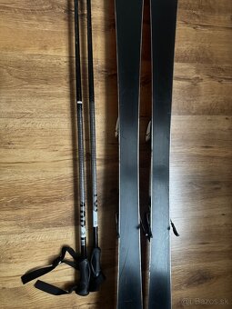 Detské zjazdové lyže spolu s lyžiarkami - 2