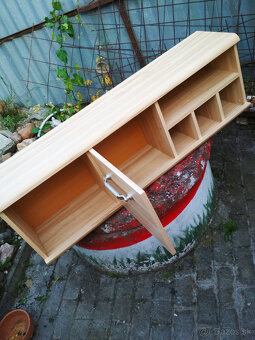 Nastenná polica - 2