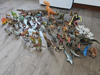 Plastové figúrky dinosaurov a iných zvierat - 2