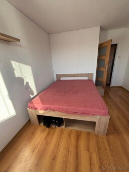 Predam posteľ s roštom, matracom a nočnými stolíkmi , Nitra - 2