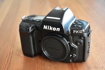 Nikon F90X s dátovou stenou MF-26 a orig strapom - 2
