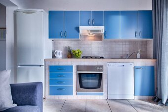 Predaj, novozrekonštruovaný dom s 3 bytmi, Vis, 100 m od mor - 2