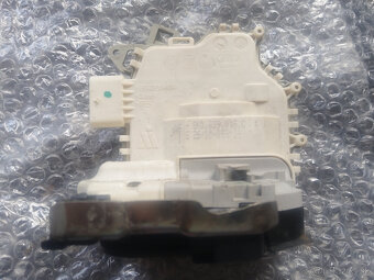 Zámok zadných dverí Audi A4 B8. - 2