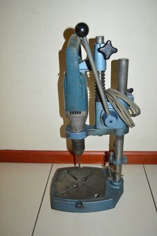 predam masivny liatinovy stojan s vrtackou B&D - 2