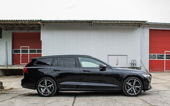 Volvo V60 B4 2.0d mHEV 145kW 2023 automat - 2