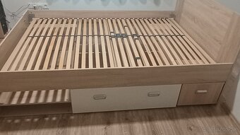 Posteľ 140cm x 200cm s 3 zásuvkami a 2 nočnými stolíkmi - 2