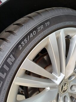 R19 235/40 - 2