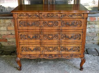 Vyrezávaná dubová komoda - 2