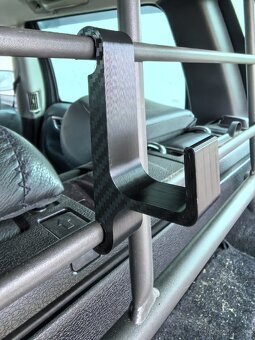 Háčiky na deliacu mrežu pre Volvo - 2