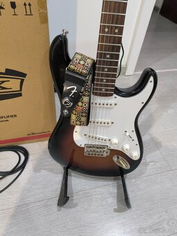 Fender Squier Stratocaster a Modeling guitar amp. VOX VT40X - 2