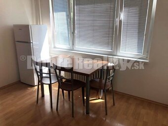 PREDAJ: VEĽKÝ 1 IZBOVÝ BYT BEZ BALKÓNA, CENTRUM - 2