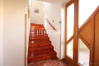 NA PREDAJ: Priestranný dvojgeneračný rodinný dom - Valaliky - 2