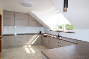 Prenajmeme 4 izb. byt v rodinnej vile na Kolibe. - 2