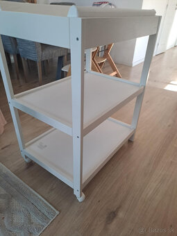 Prebaľovací pult s kolieskami - 2