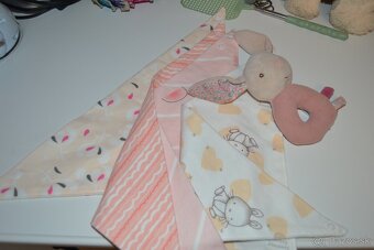 4 ks/sada detské podbradníky a textilná hrkálka - 2