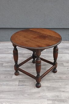 Stolík okrúhly starožitný. - 2