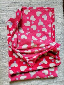 Ružová deka so srdiečkami

 - 2