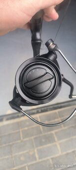 Predám spombovu udicu 5lb + navyjak okuma K8 - 2