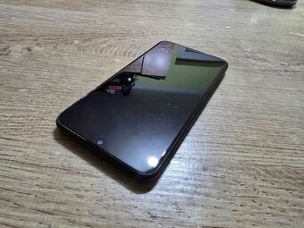 Samsung A20e ma len bezne znamky pouzivania ale ziadne prask - 2