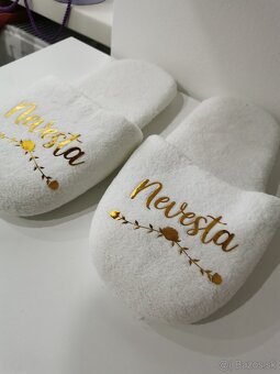 Svadobné papuče biele so zlatým nápisom nevesta - 2