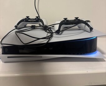PS5 s mechanikou + 2 ovladače + monitor - 2