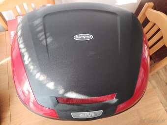 Kufor na motorku GIVI Simply s nosičom - 2