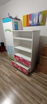Decká polica zo šuflikmi. - 2