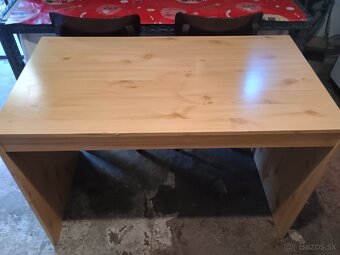 Predám konf. stolík 45€ a písací stôl 5€l - 2
