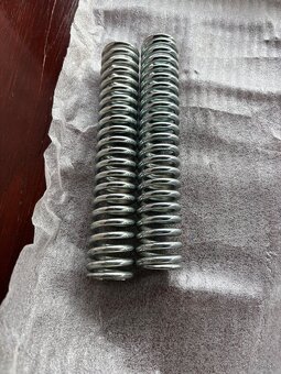 jawa mustang -struny zadne tlmice - 2