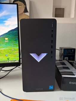Počítač hp victus + monitor Philips - 2