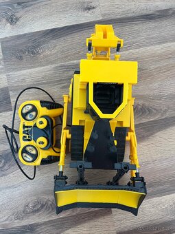 Buldozér Caterpillar na ovládanie - 2