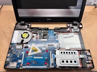 Predám pokazený notebook na náhradné diely zn.Acer E5-571 - 2