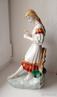 Soška dievča s kvietkom - 2