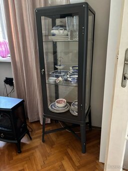 Predám vitrínu IKEA FABRIKÖR, tmavosivá - 50 Eur - Rezervé - 2