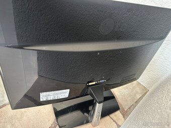 21.5" LG E2251VR-BN - 2