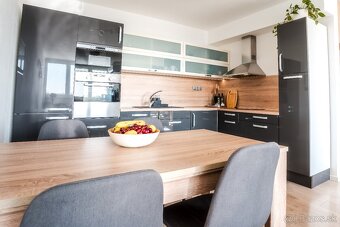 Na predaj 2i byt s loggiou a park. miestom v DNV - 2
