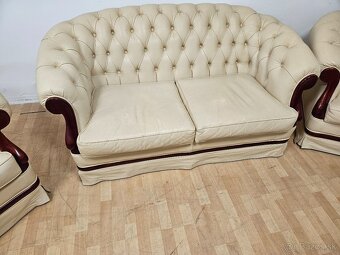 CHESTERFIELD ŠTÝL,MÁSLOVEJ FARBY KOMB.S DREVOM - 2