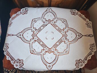 Krásny biely obrus zdobený bohatou ručne šitou krajkou 87x87 - 2