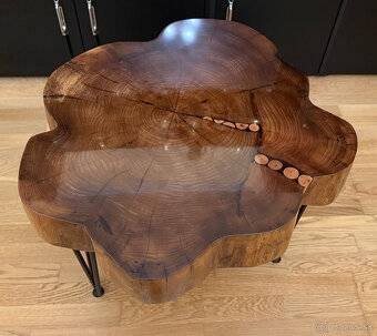 Predám epoxidový konferenčný stôl z brestového dreva - 2