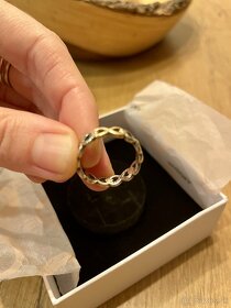 Pandora prsten so zlatymi srdcami v strede, cislo 50-51 - 2