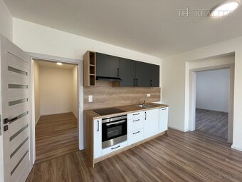 Na prenájom: 3i byt s balkónom, 85 m2 + 2x parkovacie státie - 2