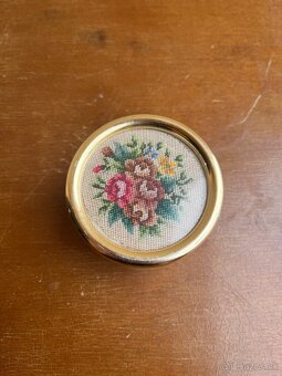 Hracia skrinka s vyšívaným kvetinovým motívom - 2