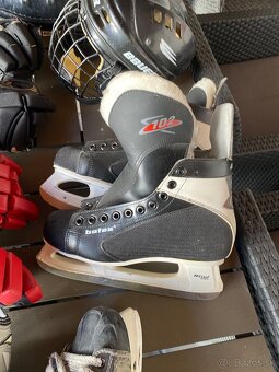 Hokejová výstroj aj s taškou. - 2