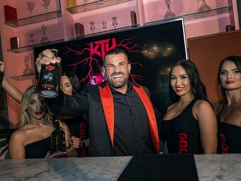 KTVODKA - Karlos Vémola s podpisom Karlosa - 2