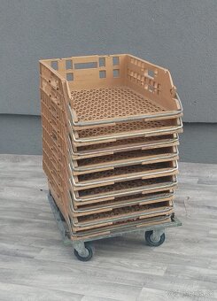 Vozík s plastovými prepravkami na pečenie. - 2