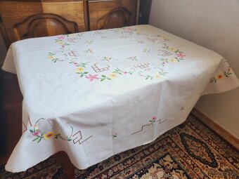 Krásny maslovy kruh zdobený výšivkou ružových a žltých kveto - 2