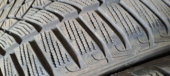 Predám 4ks pekné zimné 225/40r18-92V Good Year - 2