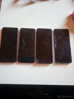 Predám 4ks mobilov,pokazený display - 2